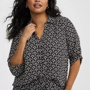 Torrid Harper Georgette Collared 3/4 Sleeve Blouse in Popi Floral